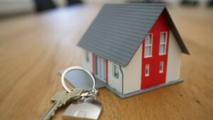 tampa-bay-mortgage-preapproval - TheAlexAlvarezRealtor - TheAlexAlvarezRealtor house keys beside a model home